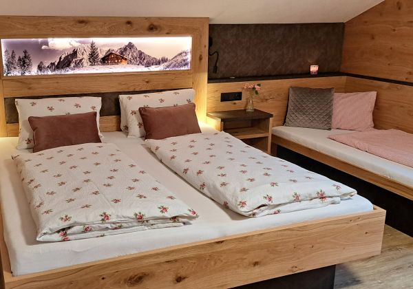 Schlafzimmer im Appartement Großer Beil mit Doppelbett und gemütlichem Holzambiente
