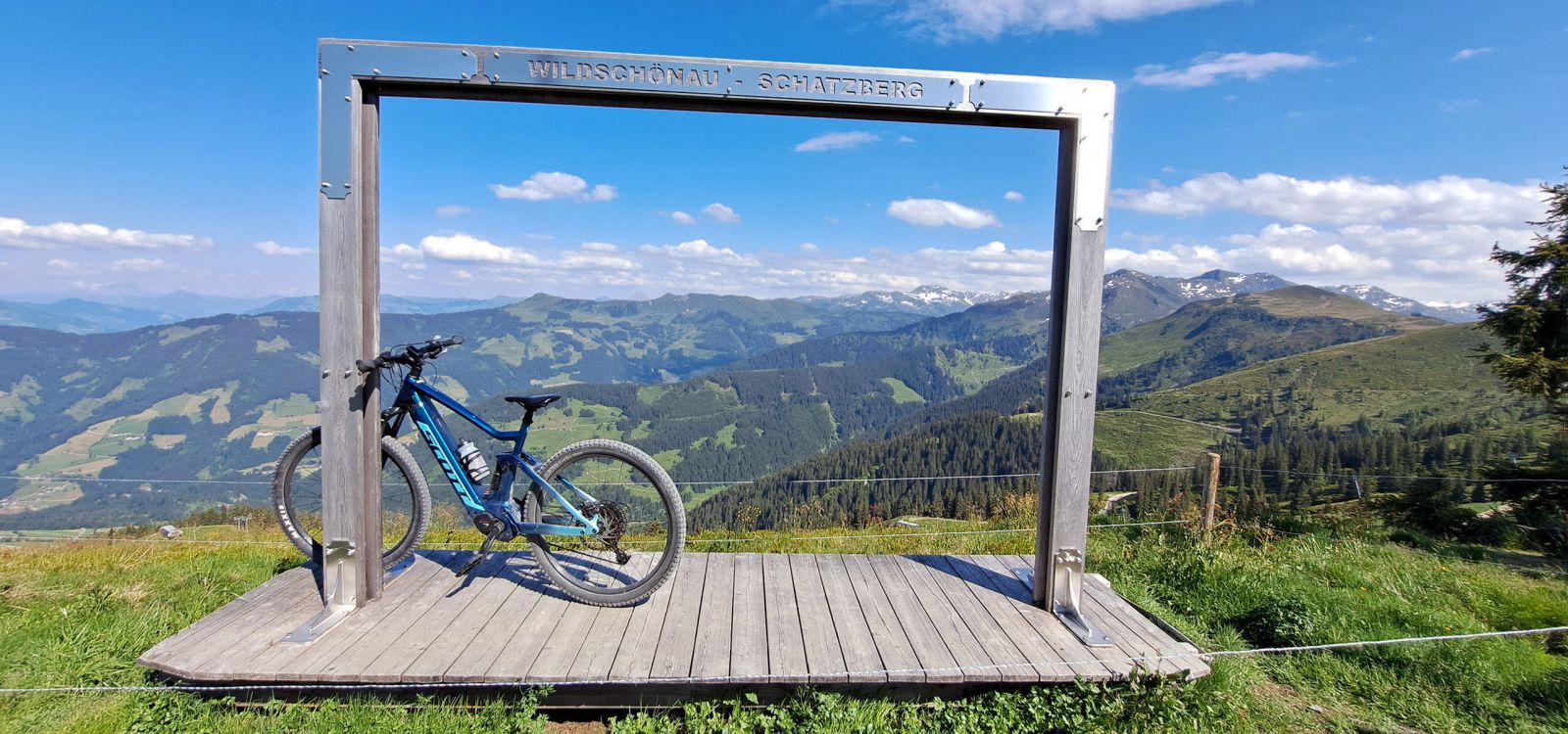 E-Bike am Fotopunkt Wildschönau Schatzberg mit weitem Bergpanorama