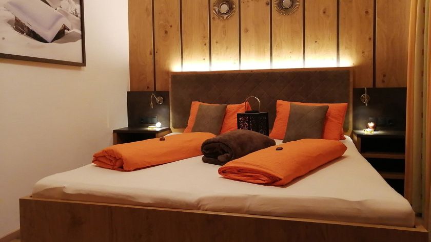 Gemütliches Schlafzimmer im Appartement Schönangeralm mit Doppelbett und warmem Licht