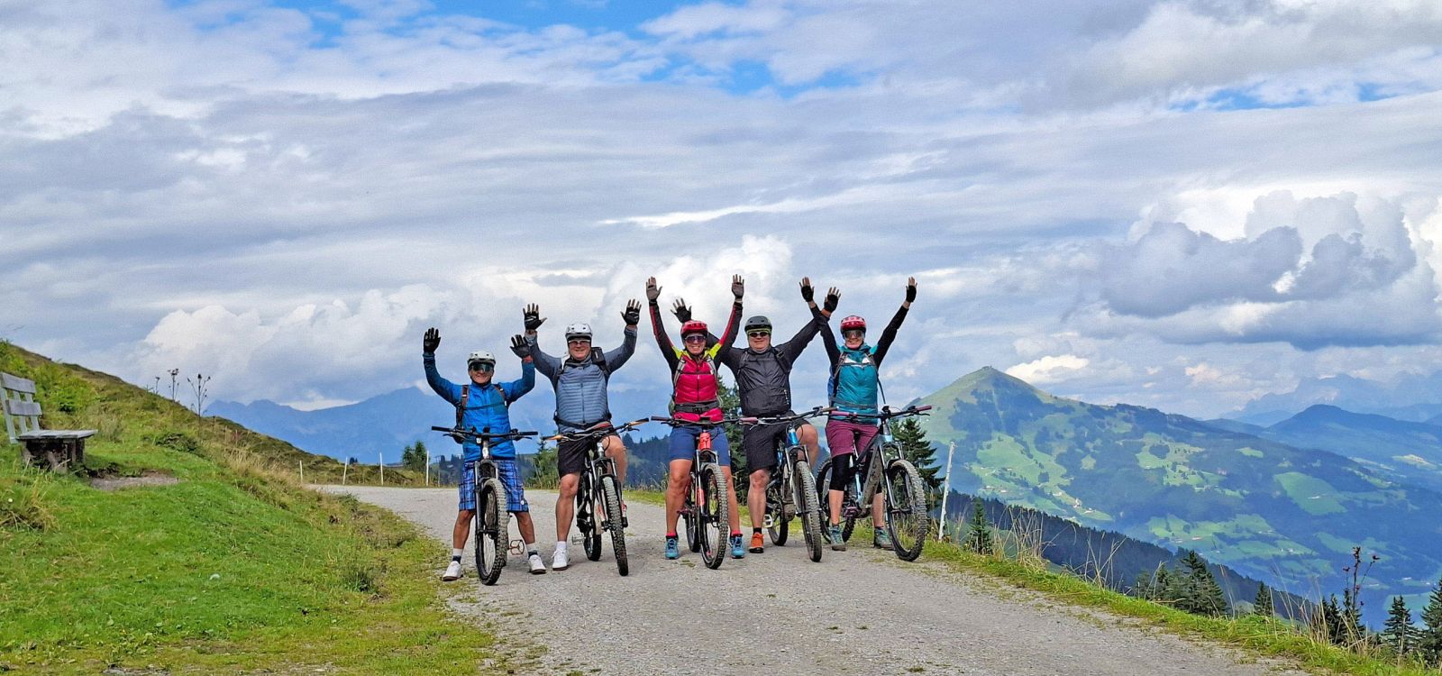 Mountainbike-Gruppe auf Bergweg mit Panoramablick über die Wildschönau